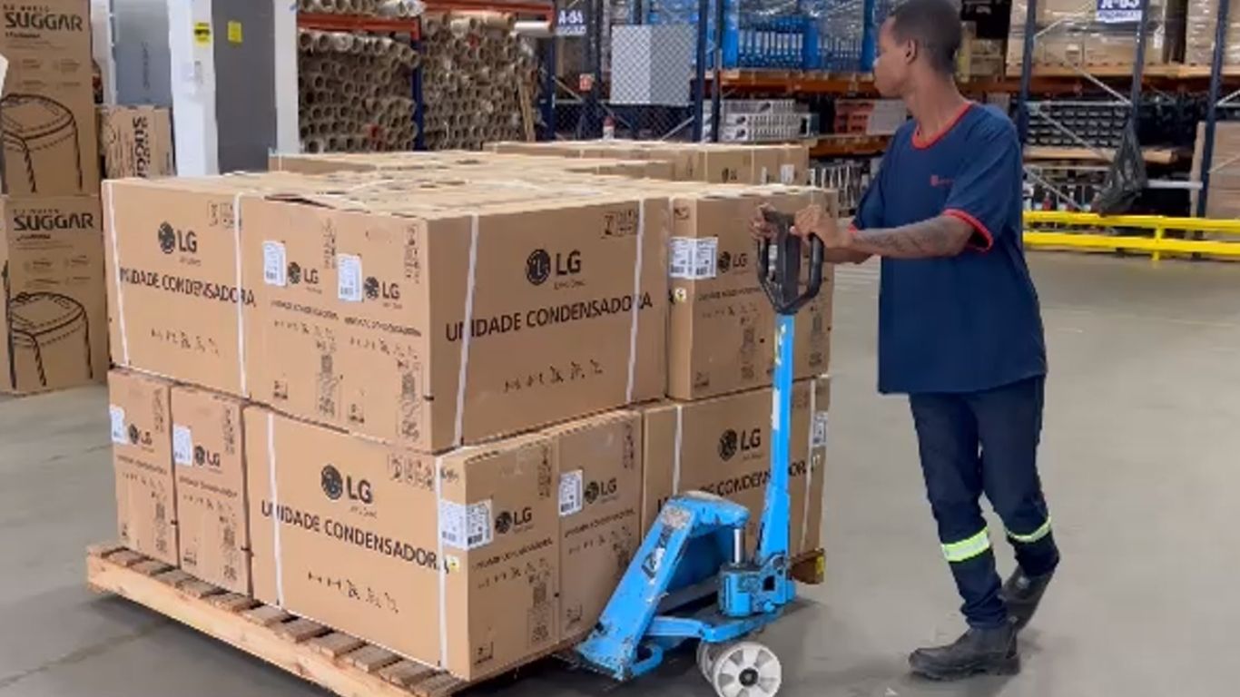Equipe de logística trabalhando em armazém
